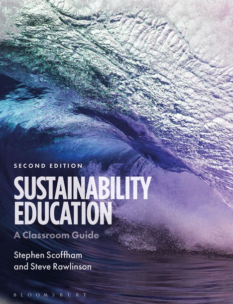 Text: "Second Edition, Sustainability Education, A Classroom Guide, Stephen Scoffham and Steve Rawlinson". 

Ein großes blaues Meer mit brechenden Wellen.