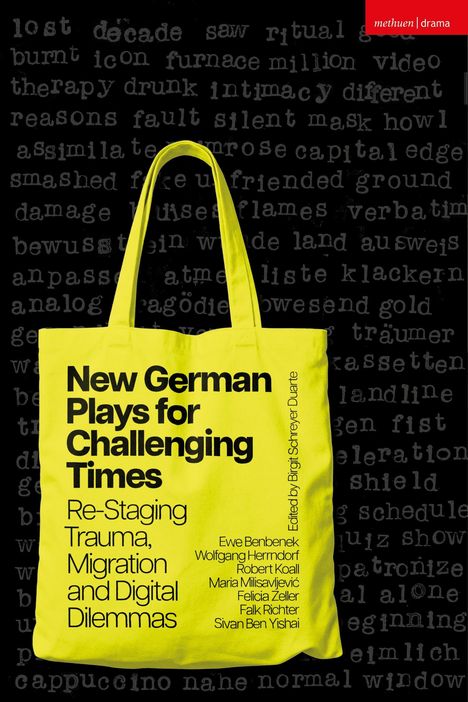 Text auf einer gelben Tasche: "New German Plays for Challenging Times" und Namen mehrerer Autoren. Schwarzer Hintergrund mit grauen Wörtern.