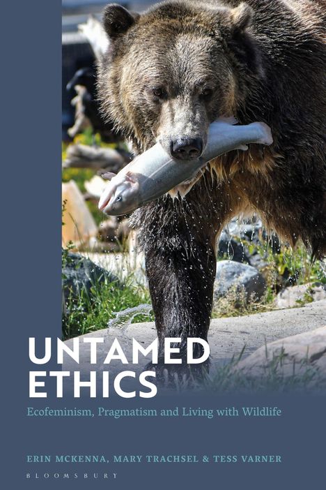 "Untamed Ethics: Ecofeminism, Pragmatism and Living with Wildlife." Ein Bär mit einem Fisch im Maul an einem Fluss.