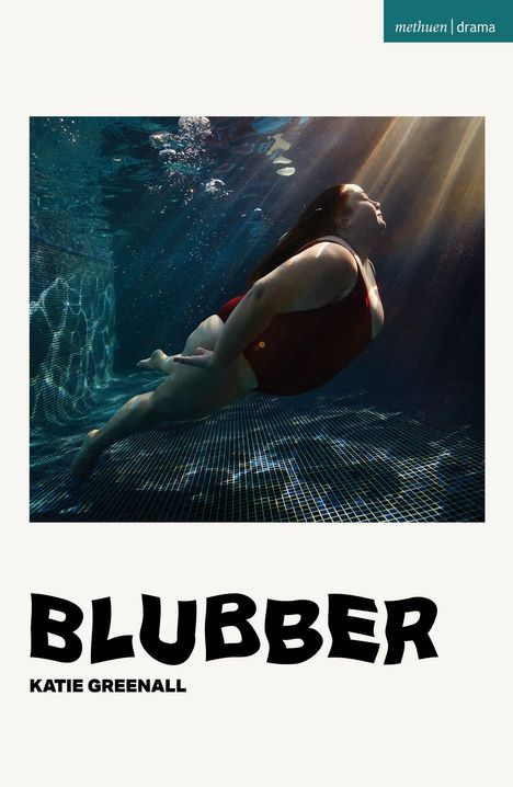 Text: "BLUBBER", "Katie Greenall", "methuen | drama". Eine Person schwimmt unter Wasser im Lichtstrahl.