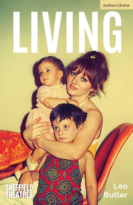 Oben die große Schrift „LIVING“. Eine Frau hält zwei Kinder. Text unten: Sheffield Theatres, Leo Butler.