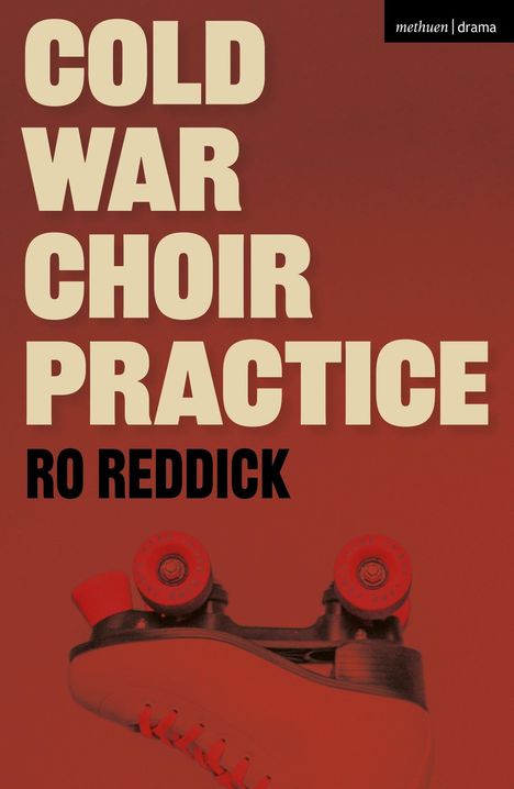 Große beige Schrift: "COLD WAR CHOIR PRACTICE". Darunter: "RO REDDICK". Illustration eines Rollschuhs.