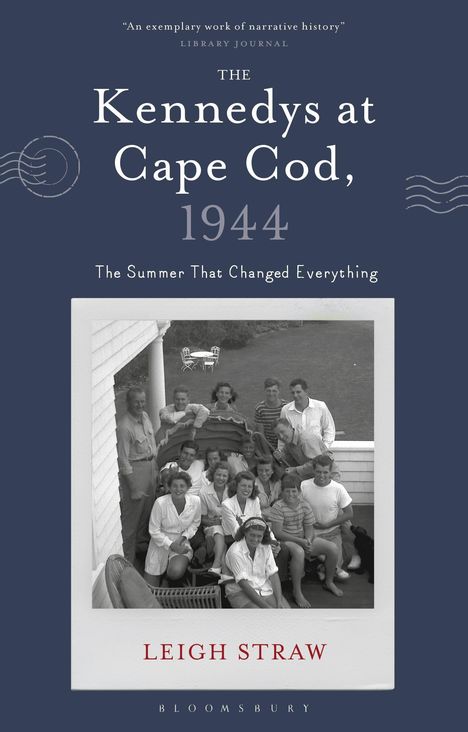 „The Kennedys at Cape Cod, 1944“, „The Summer That Changed Everything“, „Leigh Straw“. Schwarz-weißes Foto einer Gruppe.