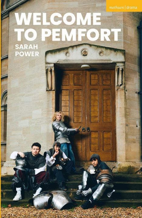 „WELCOME TO PEMFORT“ und „SARAH POWER“; Personen in Rüstungen vor großen Holztüren, entspannte Pose.