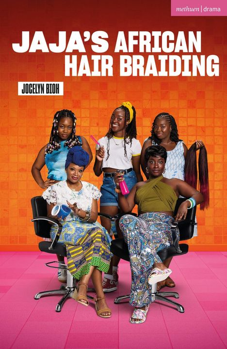 „JAJA'S AFRICAN HAIR BRAIDING“ und „JOCELYN BIOH“. Fünf lächelnde Frauen in bunten Kleidern in einem Friseursalon.
