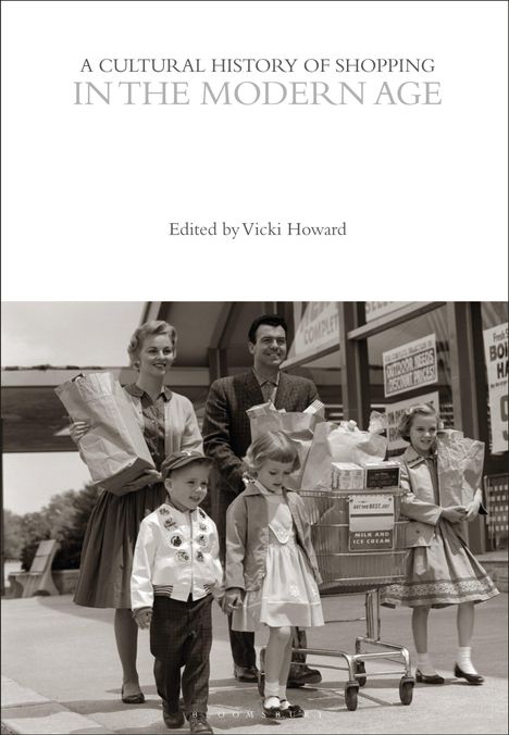 Titel: "A Cultural History of Shopping in the Modern Age" von Vicki Howard. Familie mit Einkäufen vor einem Supermarkt.