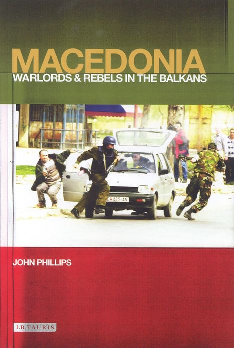 "Macedonia: Warlords & Rebels in the Balkans" von John Phillips. Soldaten rennen um ein Auto; Hintergrund städtisch.