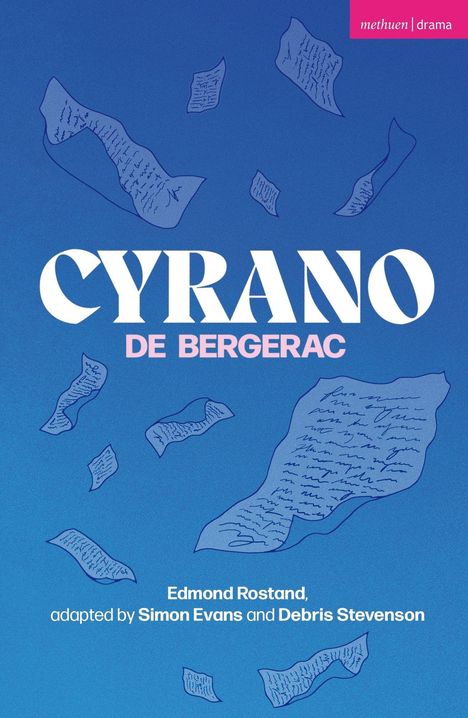 „CYRANO DE BERGERAC“ in großen Buchstaben, blaue Seiten fliegen auf blauem Hintergrund, Autorenname darunter.