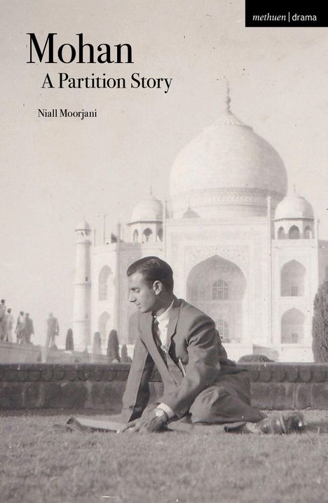 Text: Mohan: A Partition Story. Niall Moorjani. methuen | drama

Ein Mann im Anzug sitzt vor dem Taj Mahal auf einer Wiese.