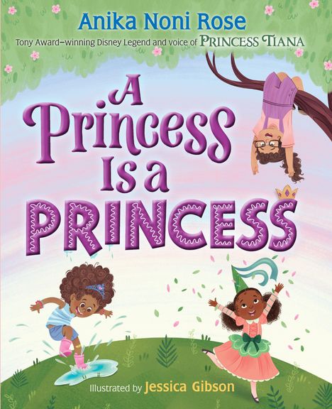 "A Princess Is a Princess." Zwei Kinder spielen auf einer Wiese; eines schwingt von einem Baum, das andere trägt ein Prinzessinnenkleid.