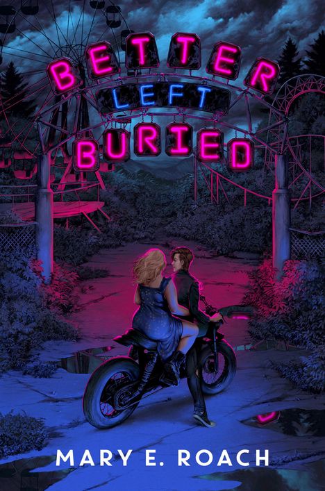 "Better Left Buried", darüber ein verlassenes Riesenrad. Eine Frau und ein Mann auf Motorrad, umgeben von Vegetation.