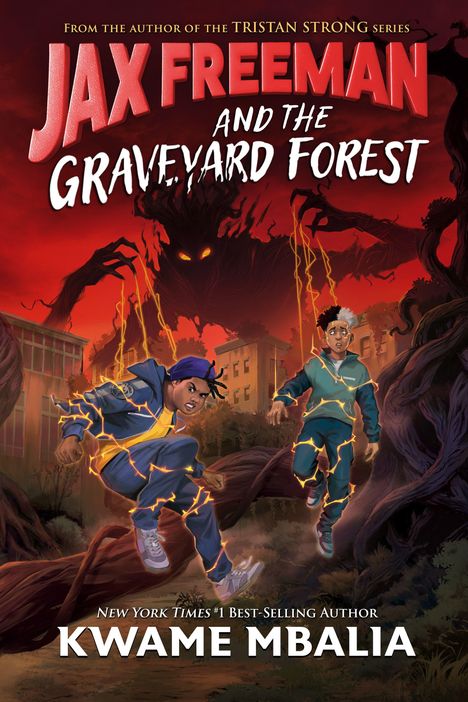 Titel: "Jax Freeman and the Graveyard Forest" von Kwame Mbalia. Zwei Kinder rennen vor einer bedrohlichen Gestalt in einem Wald davon.