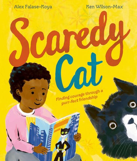 „Scaredy Cat“ in großen Buchstaben, ein Kind liest ein Buch mit einer Katze auf dem Cover, daneben ein neugieriger Katzengesicht.