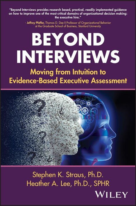 Text: "BEYOND INTERVIEWS" - Titel. Silhouetten eines Menschenkopfes mit Fragezeichen und digitalem Muster.