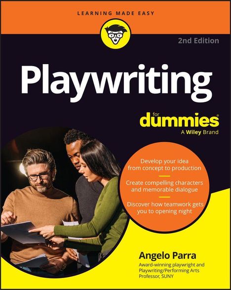 „Playwriting for dummies. Develop your idea... compelling characters... teamwork...“ Drei Personen betrachten Unterlagen.