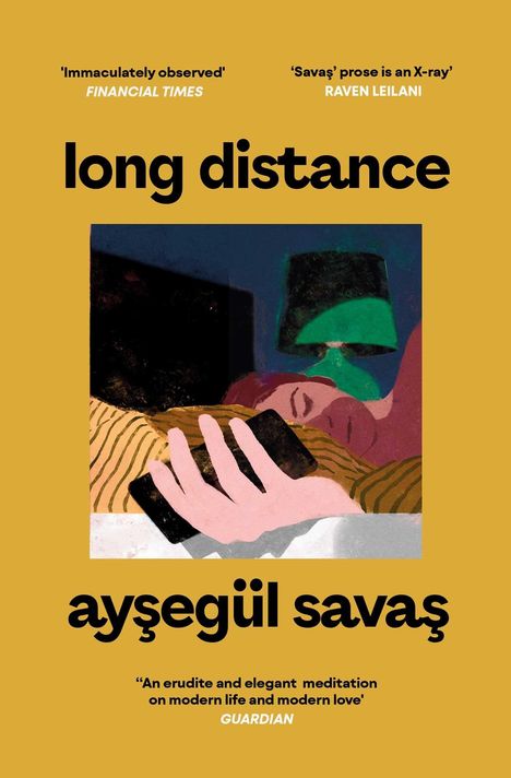 „long distance“, „ayşegül savaş“. Illustration: Schlafende Person mit Handy, grüne Lampe in Hintergrund.