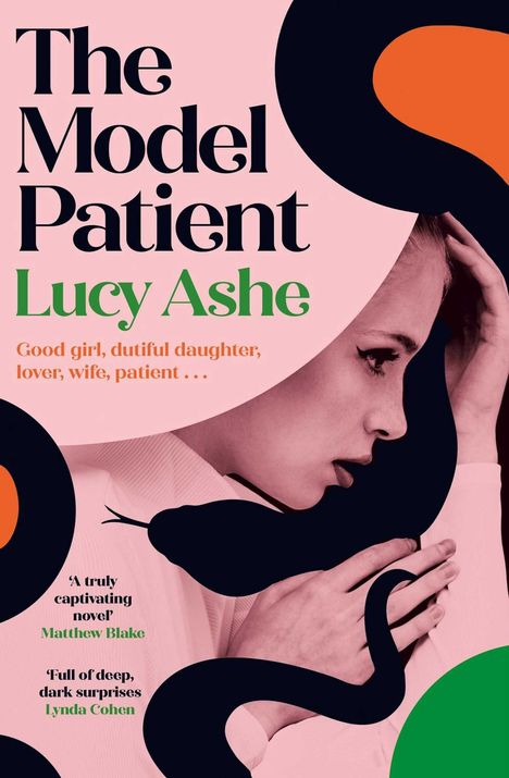 Text: „The Model Patient,“ „Lucy Ashe,“ „Good girl, dutiful daughter, lover,“ mit stilisiertem Profil einer Frau und Schlangenmotiv.