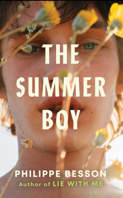 Text: "THE SUMMER BOY" und "PHILIPPE BESSON, Author of LIE WITH ME". Ein Gesicht mit Blumen im Vordergrund.