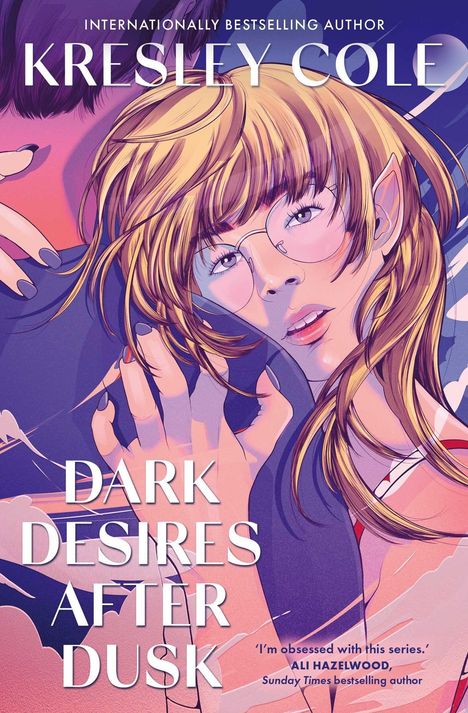 „Dark Desires After Dusk“ steht vor einer Illustration einer Frau mit Brille und spitzen Ohren.