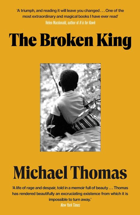 "The Broken King" von Michael Thomas. Ein Kind auf den Schultern eines Erwachsenen im Wald. Hintergrund in Ocker.