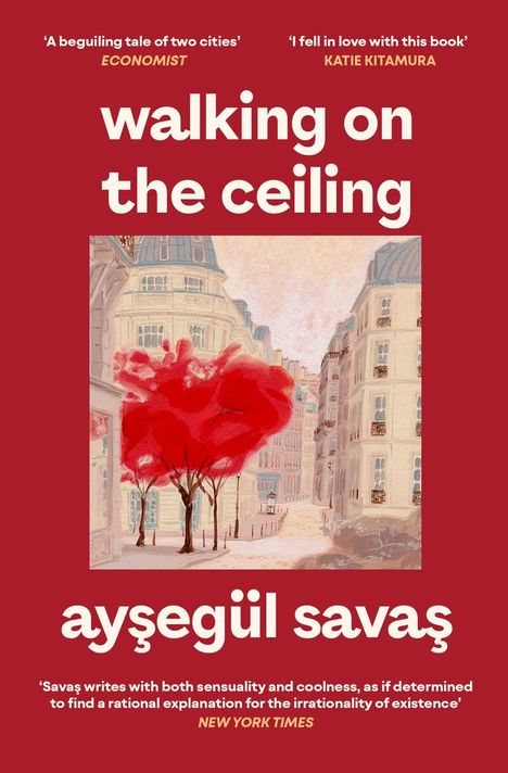 „Walking on the Ceiling“ und „Ayşegül Savaş“ stehen auf rotem Hintergrund. Darunter ein Gemälde einer Pariser Straße mit roten Bäumen.