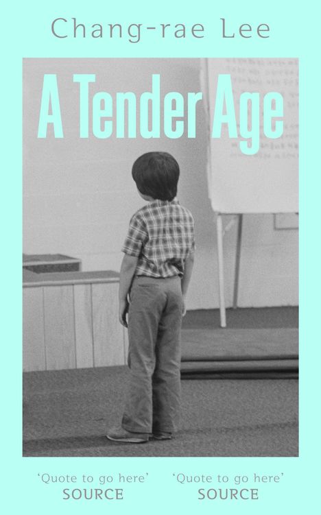 „Chang-rae Lee“ steht oben, „A Tender Age“ darunter. Ein Kind schaut auf eine Tafel.
