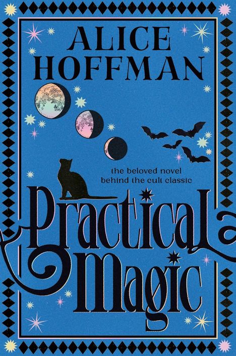 Text: "ALICE HOFFMAN", "the beloved novel behind the cult classic", "Practical Magic". Illustration mit Katze und Fledermäusen.