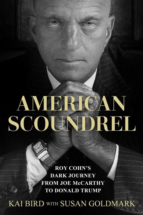 "AMERICAN SCOUNDREL" steht in großen Buchstaben über einem ernsten Mann in Anzug mit gefalteten Händen.