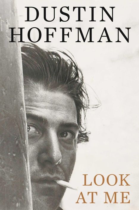 Texte: "DUSTIN HOFFMAN", "LOOK AT ME". Ein Schwarzweißporträt eines Mannes mit Zigarette.