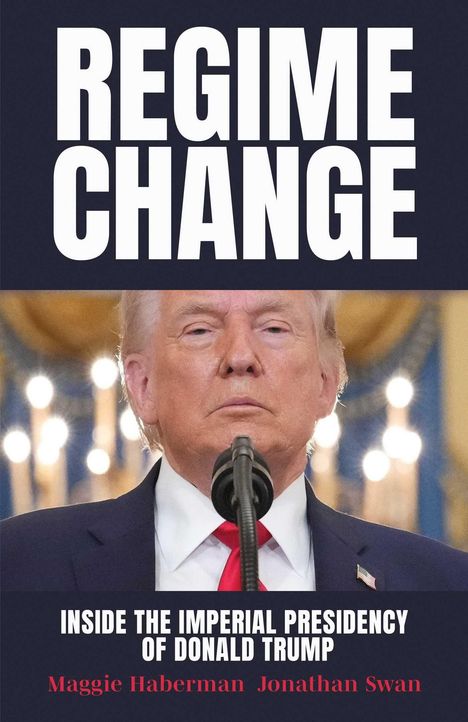 „REGIME CHANGE“ in großer Schrift, darunter „Inside the Imperial Presidency of Donald Trump“. Foto: Ein Mann am Mikrofon.