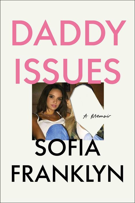 „DADDY ISSUES“ in rosa, „SOFIA FRANKLYN“ in schwarz, „A Memoir“. Eine Frau in weißem Top sitzt auf einem Sofa.