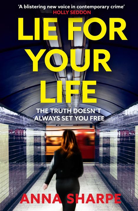 Der Text lautet: „Lie For Your Life“, „The truth doesn’t always set you free“, „Anna Sharpe“. Frau im U-Bahn-Tunnel.