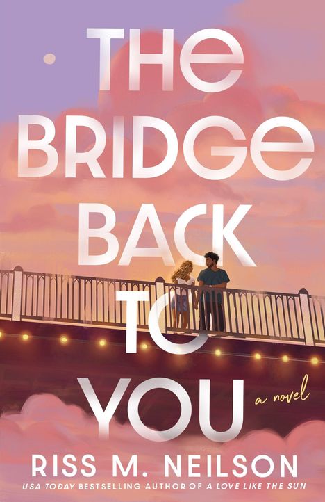 „The Bridge Back to You“ von Riss M. Neilson. Illustration: Paar auf Brücke im Sonnenuntergang.