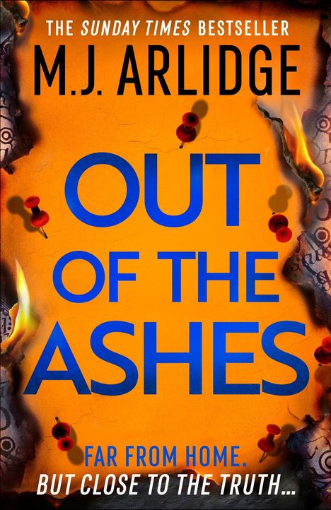 Text: "THE SUNDAY TIMES BESTSELLER M.J. Arlidge OUT OF THE ASHES Far from home. But close to the truth..."  
Hintergrund: Brennende Ränder mit Reißbrettstiften.