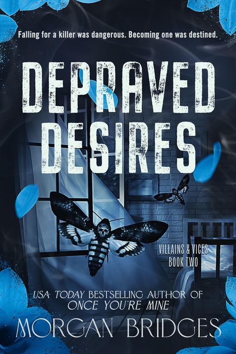 "Depraved Desires" in großen Buchstaben, darunter blaue Blumen, ein Totenkopf-Motiv auf einer Motte, düstere Atmosphäre.