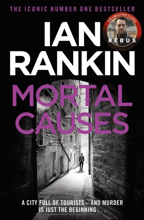 „THE ICONIC NUMBER ONE BESTSELLER“, „IAN RANKIN“, „MORTAL CAUSES“. Schwarz-weißes Bild von Person in schmaler Gasse.