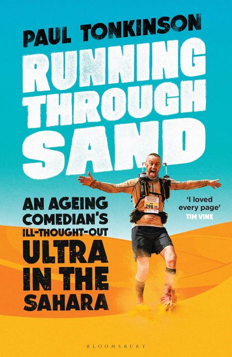 „Paul Tonkinson: Running Through Sand“, ein Mann läuft freudig durch eine Wüste.