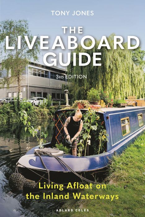 "THE LIVEABOARD GUIDE, 3rd EDITION, Living Afloat on the Inland Waterways." Ein Boot mit Pflanzen, eine Person gießt sie.