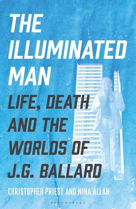 Text: "The Illuminated Man: Life, Death and the Worlds of J.G. Ballard" von Christopher Priest und Nina Allan. Im Hintergrund ein Mann vor Hochhäusern.