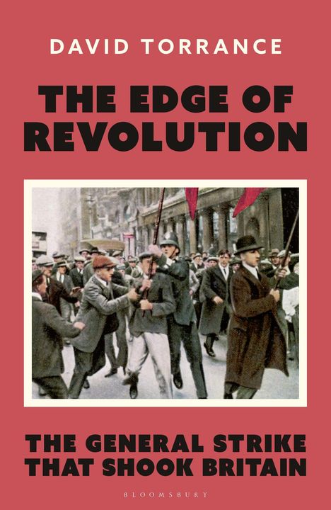 „DAVID TORRANCE: THE EDGE OF REVOLUTION; THE GENERAL STRIKE THAT SHOOK BRITAIN.“ Menschenmenge mit roten Fahnen.