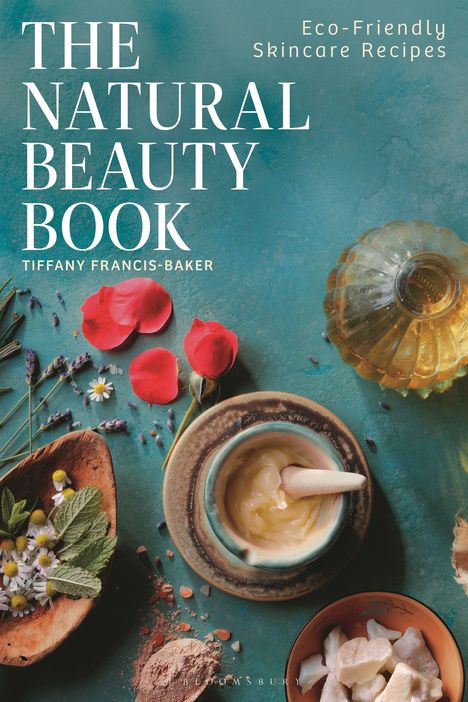 "The Natural Beauty Book" von Tiffany Francis-Baker, Rezepturen, Blumen und Zutaten auf einem blauen Hintergrund.