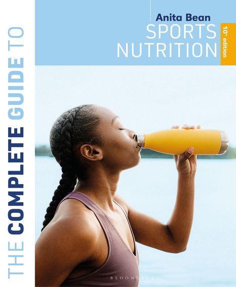 Anita Bean: SPORTS NUTRITION, 10th edition. THE COMPLETE GUIDE TO. Eine Frau trinkt aus einer gelben Flasche am Wasser.