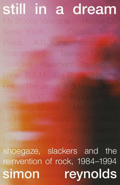 "still in a dream" in großer Schrift. Namen von Bands und Künstlern. Unten: "shoegaze, slackers..." und "simon reynolds". Hintergrund in Rosa- und Orangetönen.