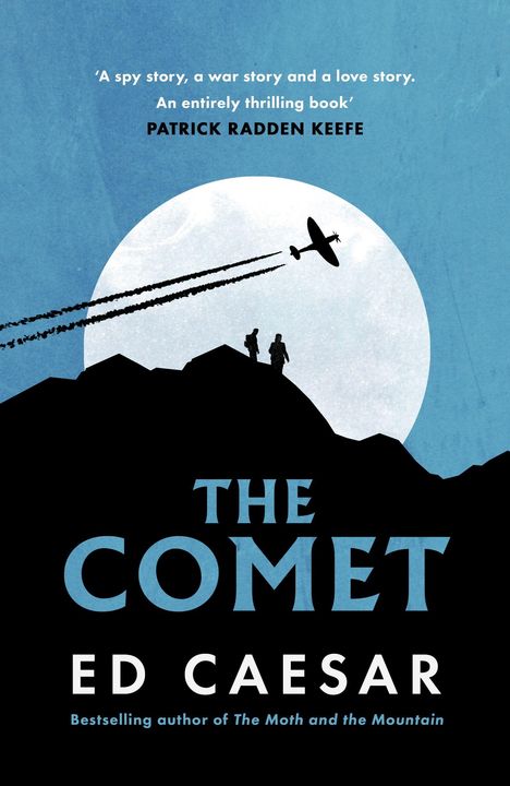 „A spy story, a war story and a love story.“ Text von Patrick Radden Keefe. Titel: „THE COMET“ von Ed Caesar. Silhouette zweier Personen auf einem Berg vor Vollmond, Flugzeug am Himmel.