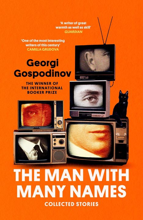„The Man with Many Names“ von Georgi Gospodinov. Gewinner des International Booker Prize. Stapel von Vintage-Fernsehern.