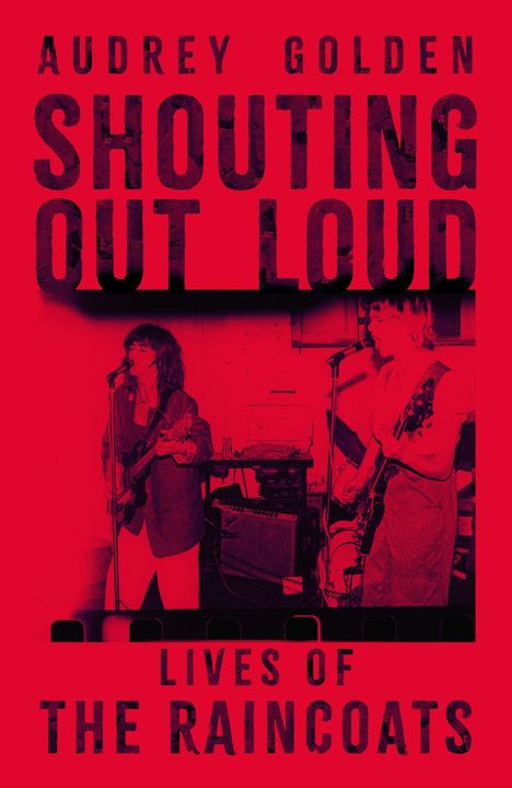 AUDREY GOLDEN, SHOUTING OUT LOUD. LIVES OF THE RAINCOATS. Zwei Musikerinnen singen und spielen Gitarre in roter Beleuchtung.