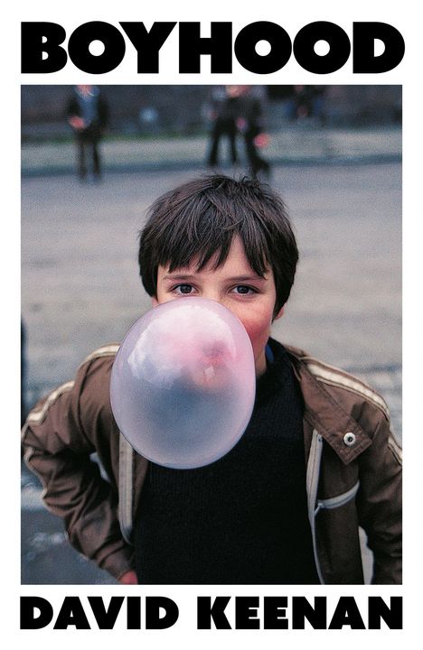 Text: Oben "BOYHOOD", unten "DAVID KEENAN". Ein Junge mit brauner Jacke bläst einen großen Kaugummiballon auf.
