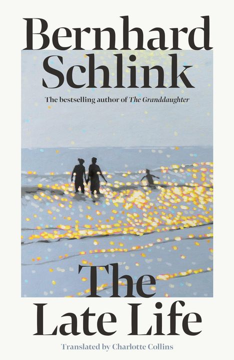 Bernhard Schlink: The Late Life. Silhouetten von zwei Personen am Strand, umgeben von goldenen Lichtern.