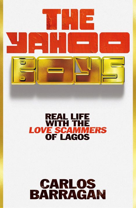 „THE YAHOO BOYS“, „REAL LIFE WITH THE LOVE SCAMMERS OF LAGOS“, „CARLOS BARRAGAN“. Roter und goldener 3D-Text auf Weiß.