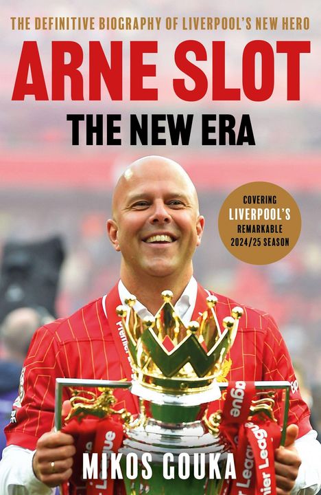 Bucheinband mit Text: „ARNE SLOT: THE NEW ERA“. Unterschrift: „MIKOS GOUKA“. Person in rotem Trikot hält Pokal.